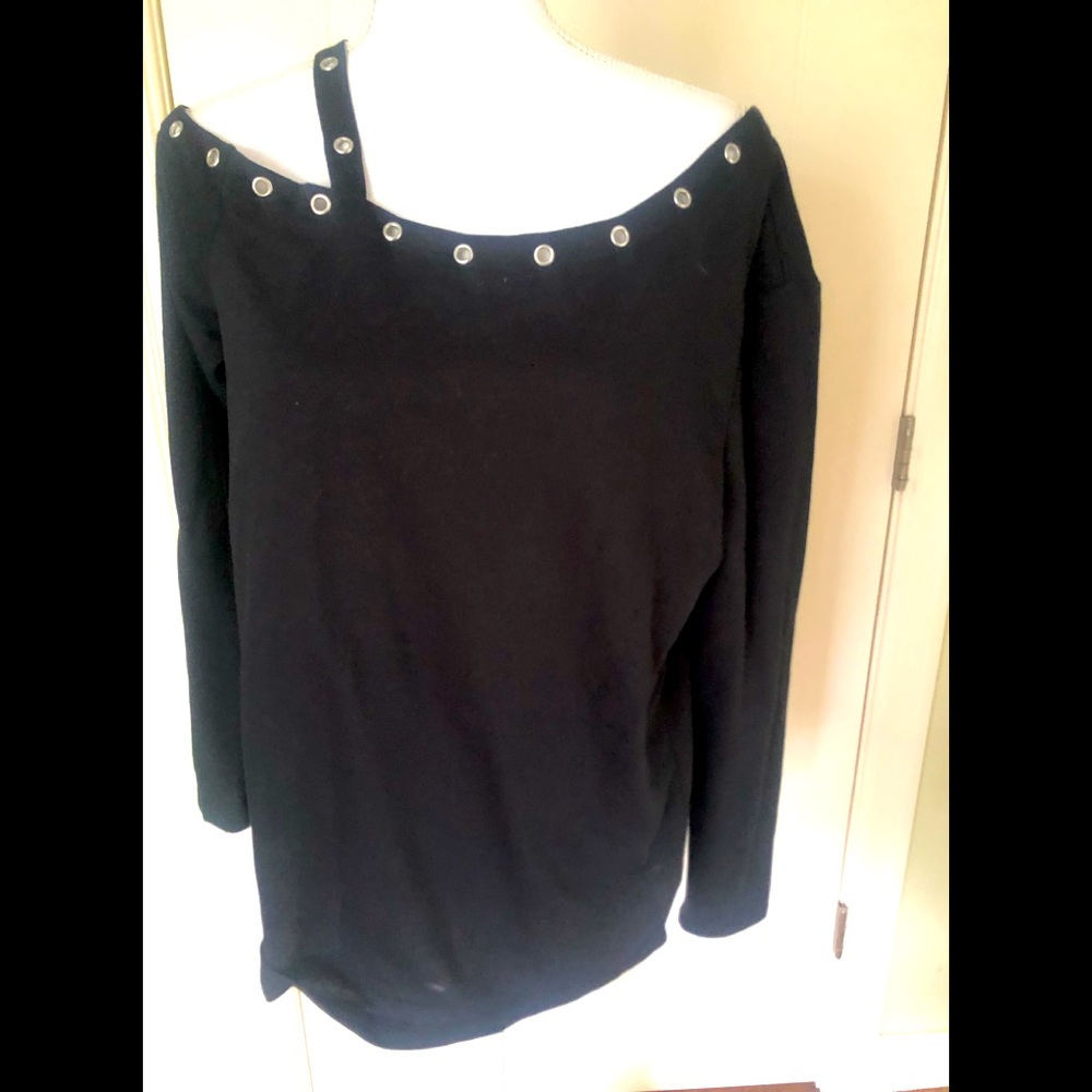 Venus top with cutout sleeve